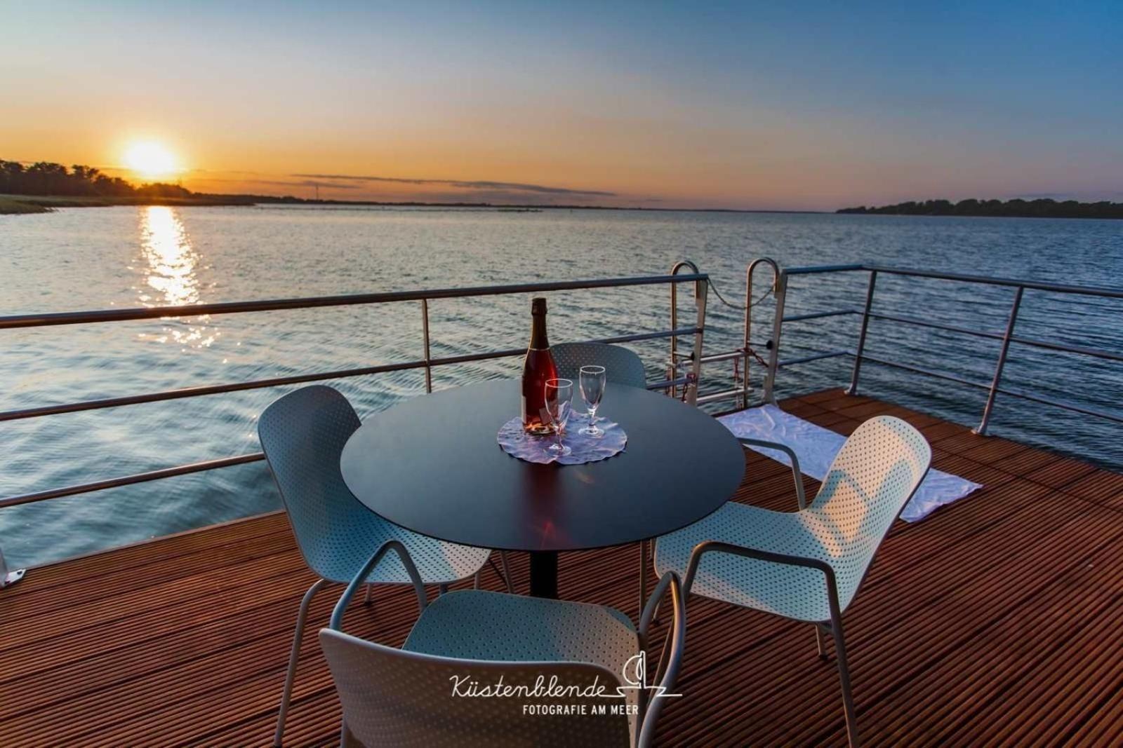 Hausboot Kranichnest Hotel Ribnitz-Damgarten Ngoại thất bức ảnh